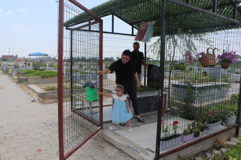 Acılı aile bir kez daha kahroldu: Mezarın etrafına &ccedil;it &ccedil;ektiler - Resim : 1