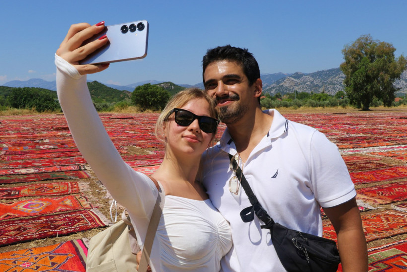 Turistler gözyaşlarını tutamadı: 5 bin tanesini rengi solsun diye serdiler - Resim : 4