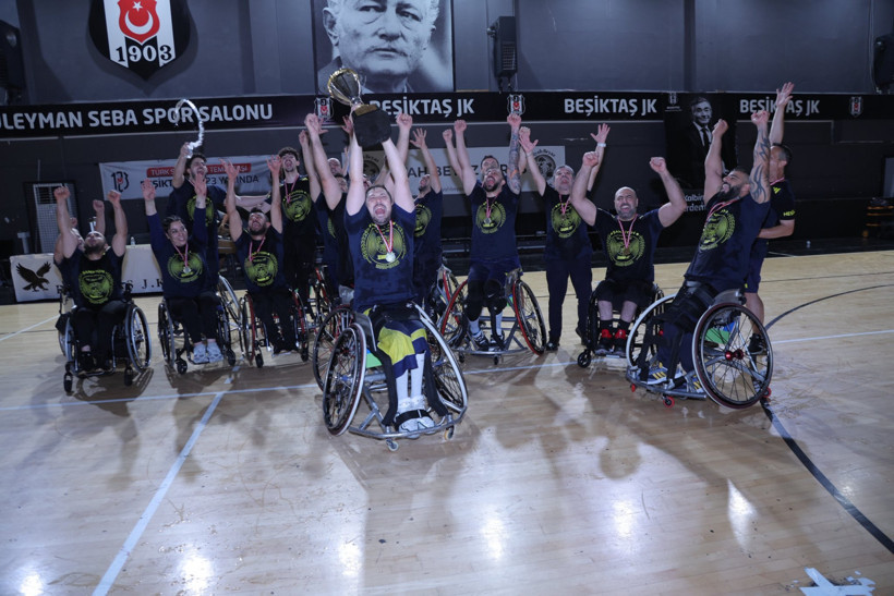 Fenerbahçe Tekerlekli Sandalye Basket Takımı, karanlıkta kupa kaldırdı! - Resim : 1