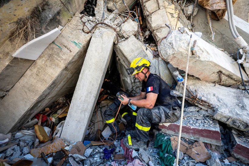 Deprem felaketinde can kaybı 1700'ü aştı, 15 binden fazla insan evsiz kaldı - Resim: 7