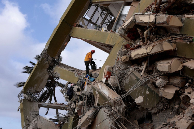 Deprem felaketinde can kaybı 1700'ü aştı, 15 binden fazla insan evsiz kaldı - Resim: 10