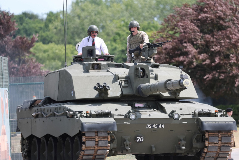 Kral Charles, tank ile şov yaptı - Resim : 2