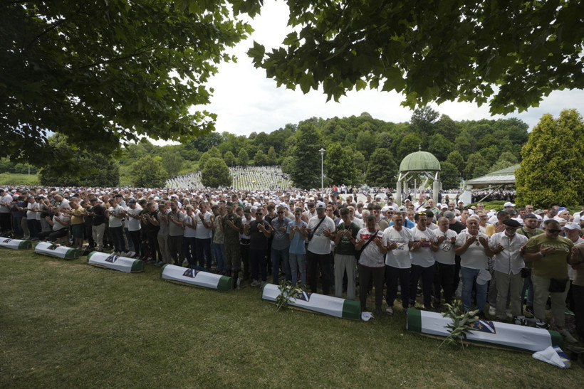 Srebrenitsa'da dinmeyen acı: 10 kurban daha defnedildi - Resim : 1