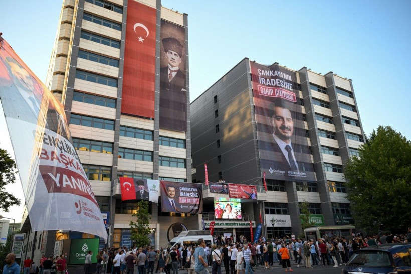 Çankaya Belediyesi önünde gözaltılara tepki - Resim: 1