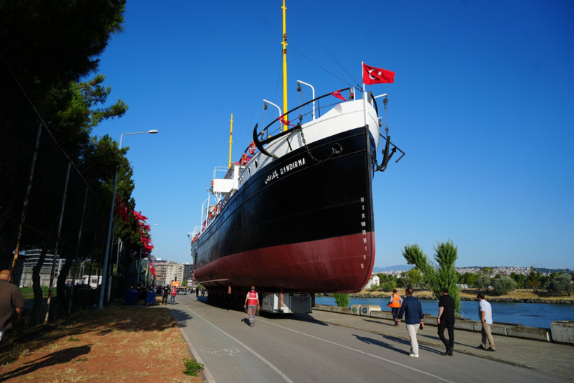 Atatürk'ü Samsun'a çıkaran Bandırma Vapuru, karadan yürütüldü - Resim : 1