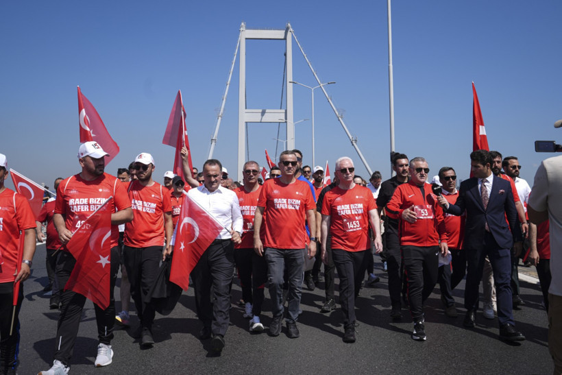 15 Temmuz Şehitler Köprüsü'nde 'İrade Bizim, Zafer Bizim' yürüyüşü - Resim : 1