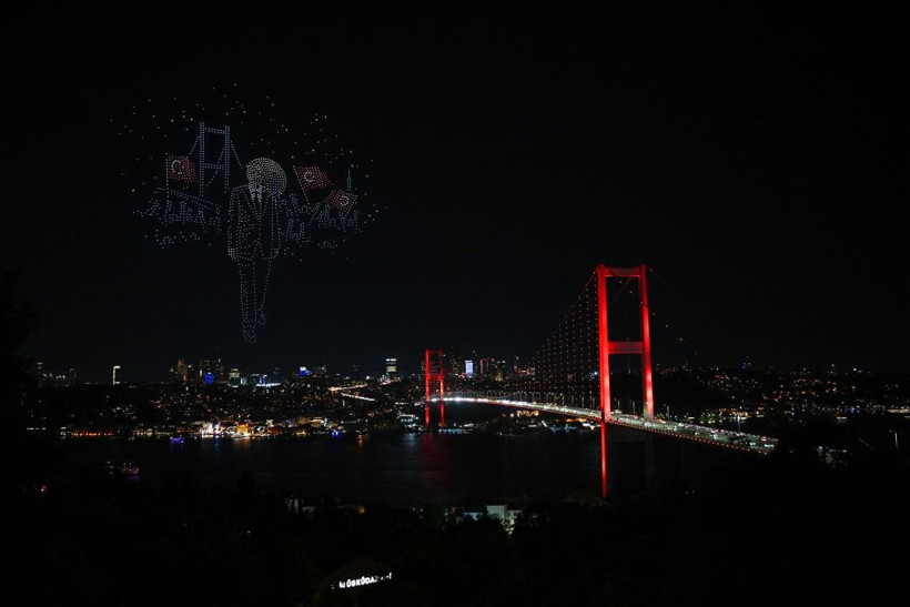 15 Temmuz Şehitler Köprüsü semalarında drone gösterisi - Resim: 23