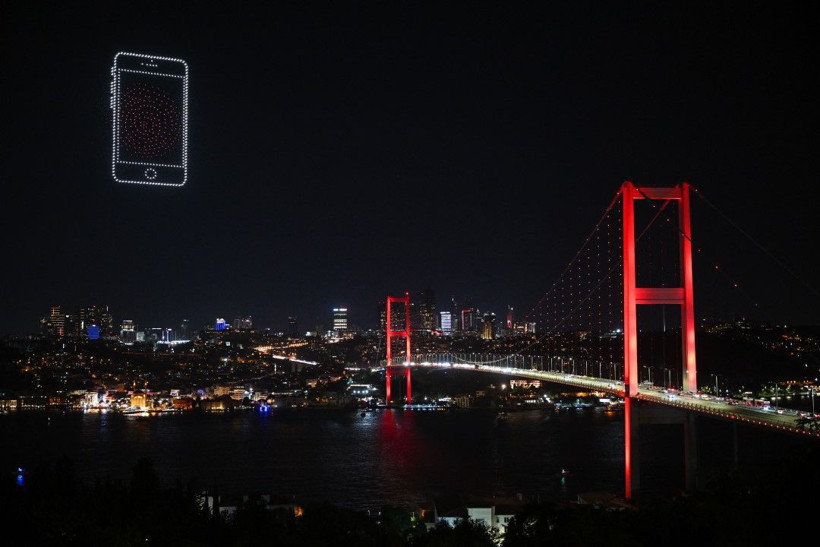 15 Temmuz Şehitler Köprüsü semalarında drone gösterisi - Resim: 33