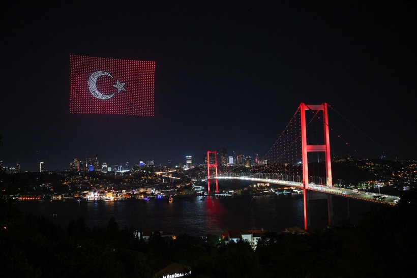 15 Temmuz Şehitler Köprüsü semalarında drone gösterisi - Resim: 20