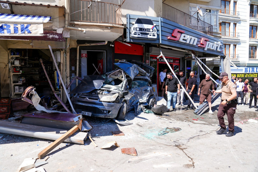 Ankara'da otobüs iş yerine daldı: Yaralılar var - Resim : 2