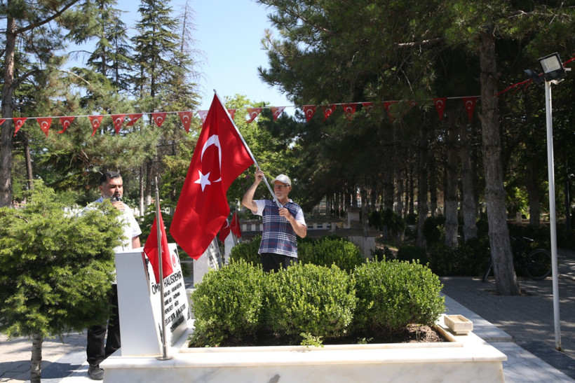 Ömer Halisdemir'in kabrine ziyaretçi akını - Resim : 1