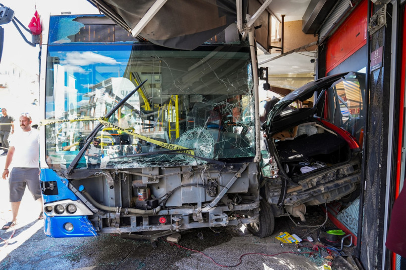 Ankara'da otobüs iş yerine daldı: Yaralılar var - Resim : 1