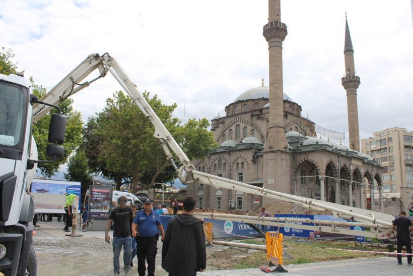 Beton mikserinin pompası patladı: 5 kişi hastanelik oldu - Resim : 1