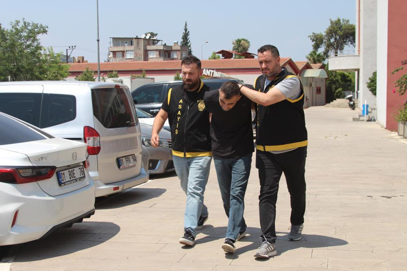 100 çeyrek altın çaldı, terleyince yakalandı - Resim : 1