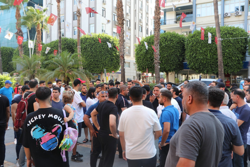 Adana Demir taraftarı belediyeye girmeye çalıştı: 'Bizi tehdit ettiler!' - Resim : 2