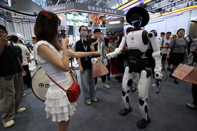 Robotlar gösteriyi bıraktı, işe başladı: Artık fabrikada çalışıyorlar - Resim: 1