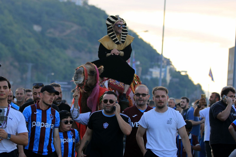 Trabzonspor taraftarı Ferencvaros maçına deve ve firavun kostümüyle geldi - Resim: 10