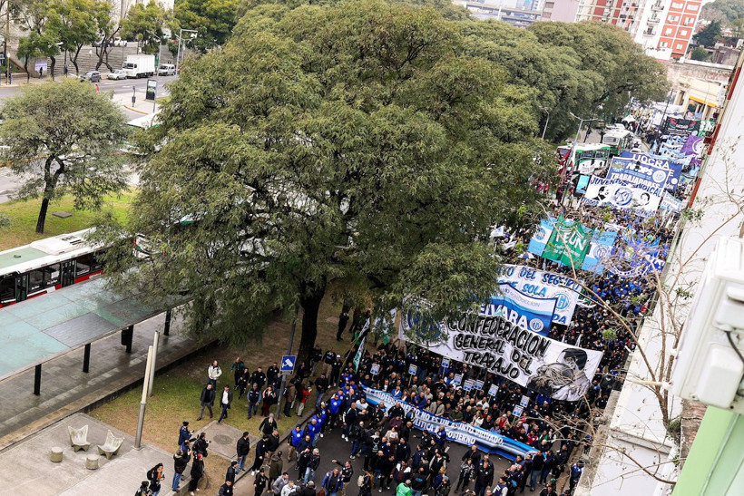 Halk ekonomik kriz yüzünden sokağa döküldü - Resim : 1