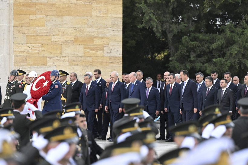 Devlet erkanı 30 Ağustos Zafer Bayram'ında Anıtkabir'de - Resim : 1