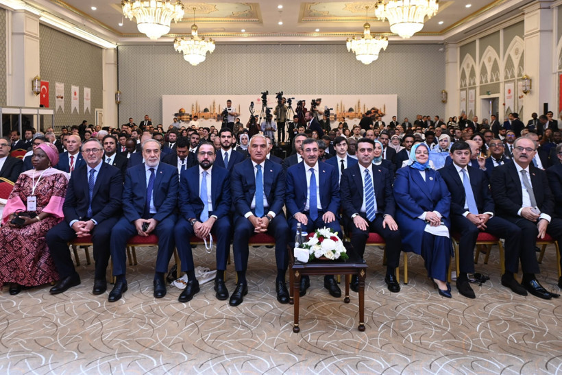 Bakan Ersoy: İslamofobiye karşı en güçlü araçlardan biri dil ve kültürdür - Resim : 1