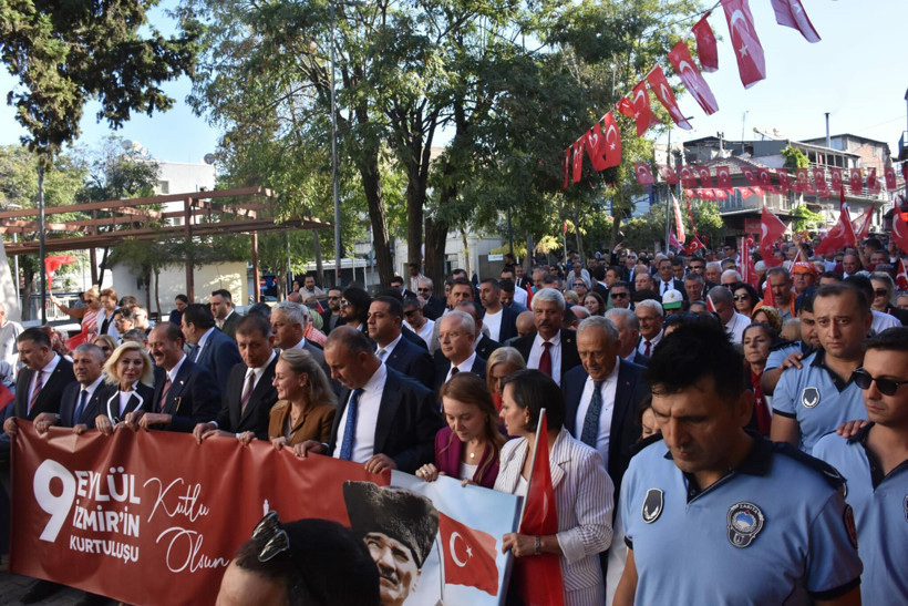 İzmir'de 9 Eylül coşkusu: 350 metrelik Türk bayrağı açıldı - Resim : 3