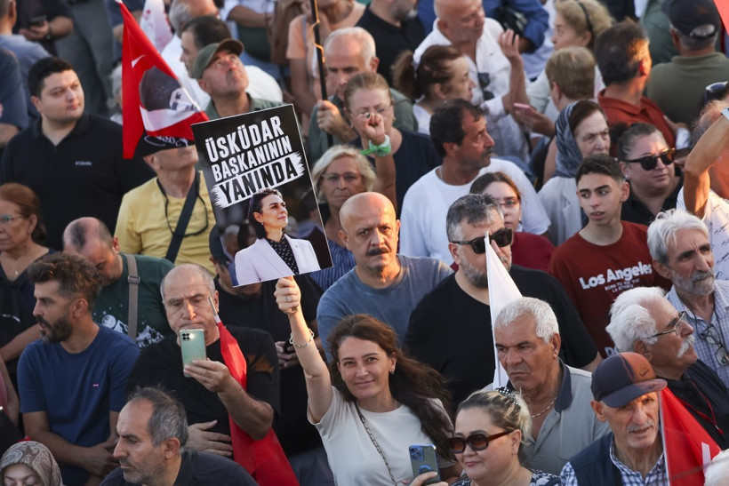 Özgür Özel Üsküdar'da konuştu: Transfer ve tutuklamalarla oylama yaptırıp kazandık diye övündüler - Resim : 1