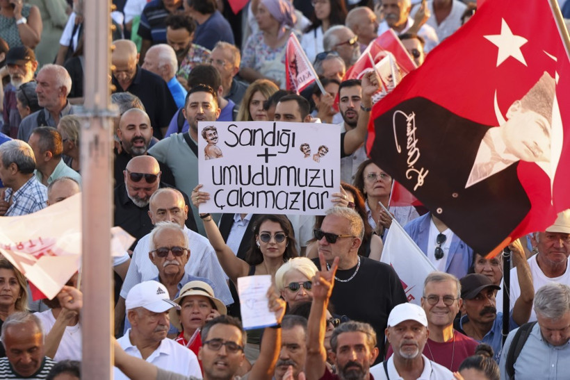 Özgür Özel Üsküdar'da konuştu: Transfer ve tutuklamalarla oylama yaptırıp kazandık diye övündüler - Resim : 2