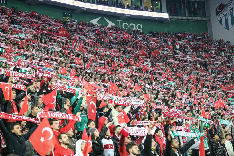 Milli maçta tribünler 'istifa' diye inliyor. 26 dakikada 3 oldu - Resim : 3