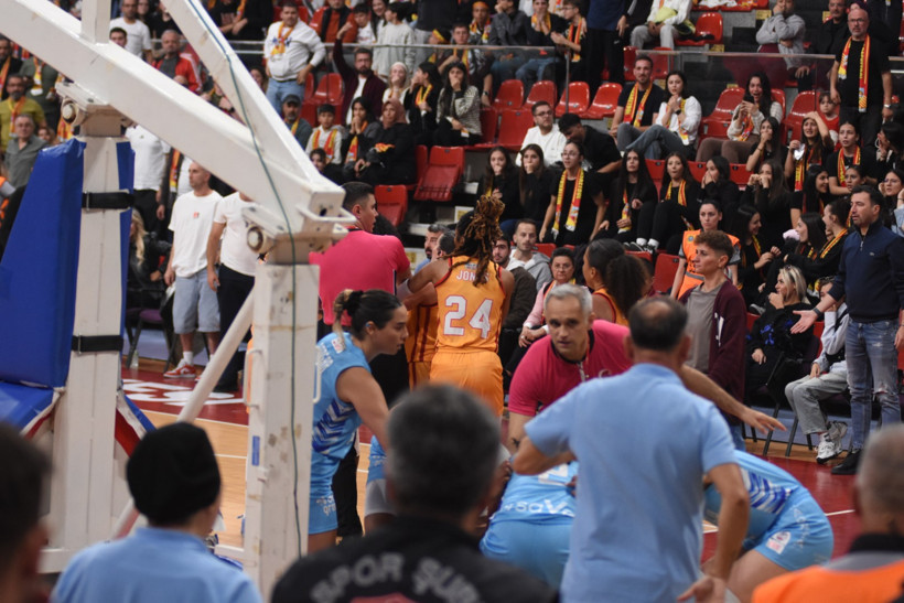 Kadınların maçında yumruklar konuştu! İki isim de oyundan atıldı - Resim : 2