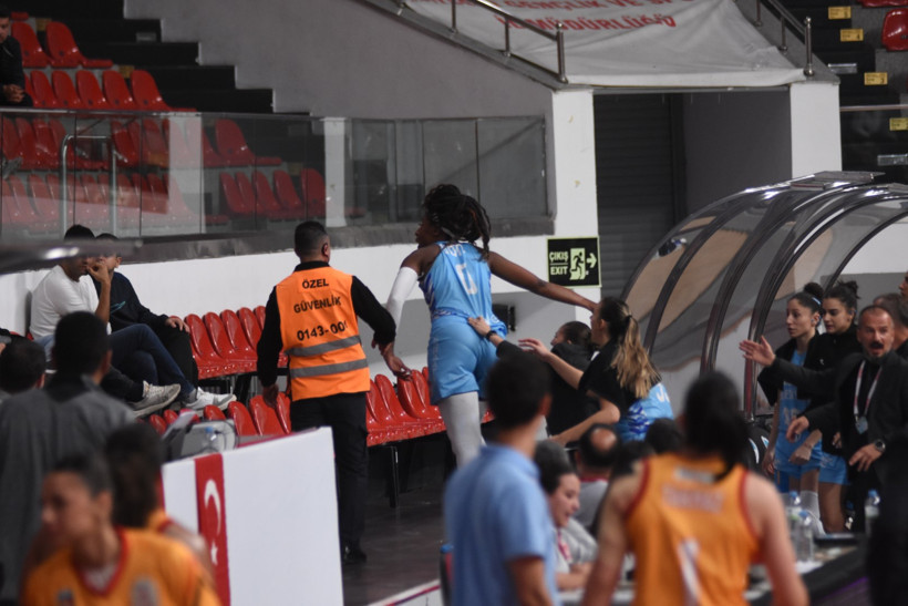 Kadınların maçında yumruklar konuştu! İki isim de oyundan atıldı - Resim : 1