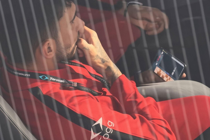 Milli futbolcunun şok görüntüsü. İtalya-Türkiye maçında okey oynamış - Resim : 1
