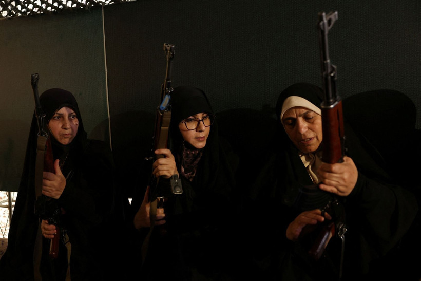 Tahranlı kadınlar Amerikalıları tam teçhizatla bekliyor - Resim: 18