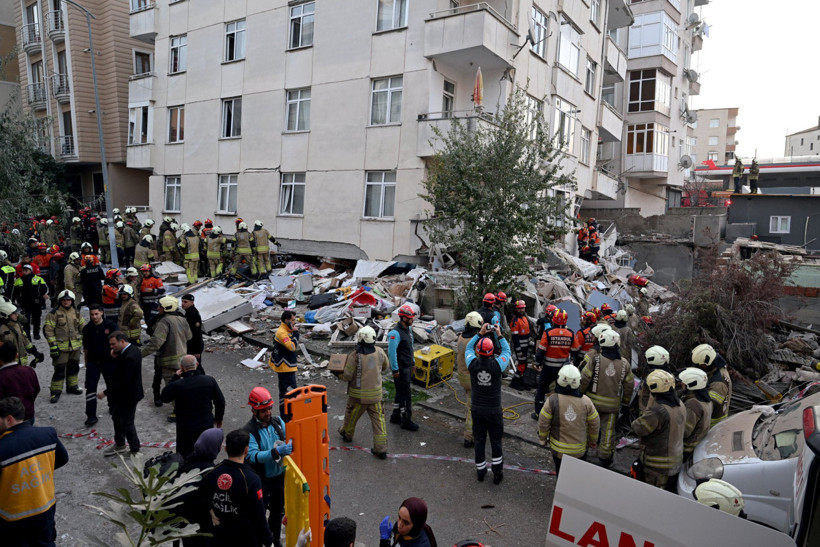 Maltepe'de 7 katlı bina çöktü. 2 kişi hayatını kaybetti enkaz altında 2 kişi var - Resim : 1