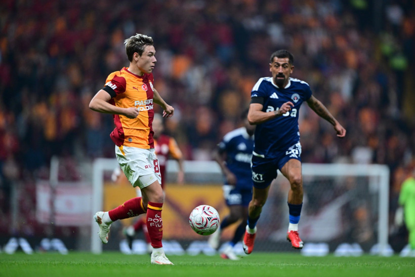 Galatasaray taraftarı eski futbolcusunu yuhaladı. Sözleri tepki çekmişti - Resim : 1