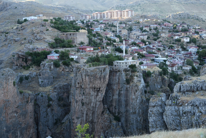 Dünyayla bağlantısını kesmiş gibi. Uçurumun kenarındaki kayalığa yerleşti - Resim : 1