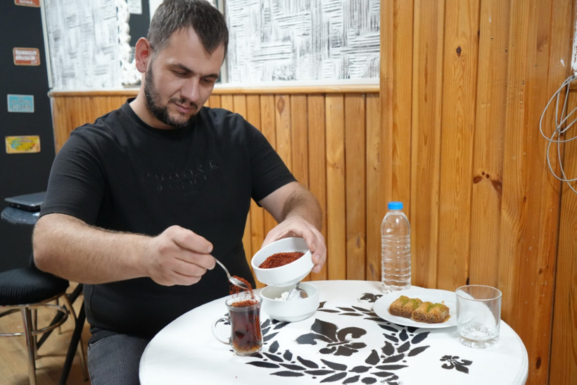 Tatlıya pul biber döküyor çayını onsuz içemiyor - Resim : 2