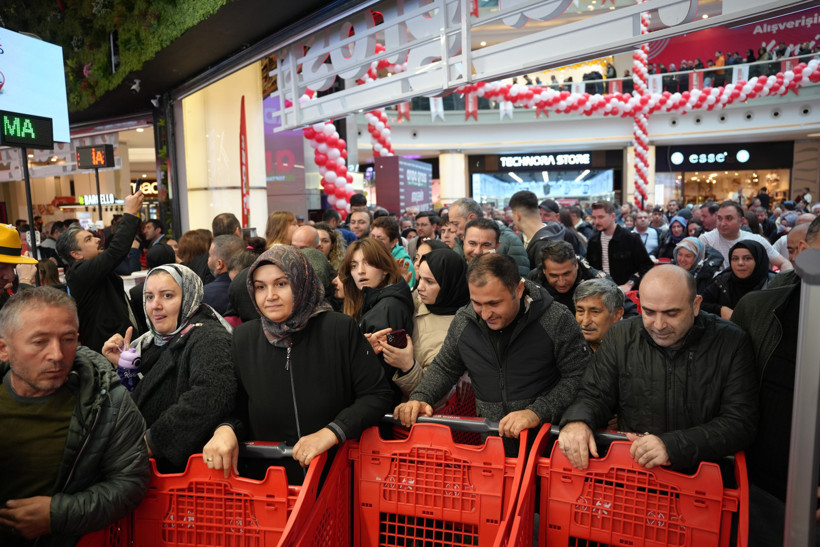 Ataşehir'de yiyeceklerde indirim olunca binlerce insan kuyruğa girdi. Marketten ucuza et alma uğruna - Resim : 3