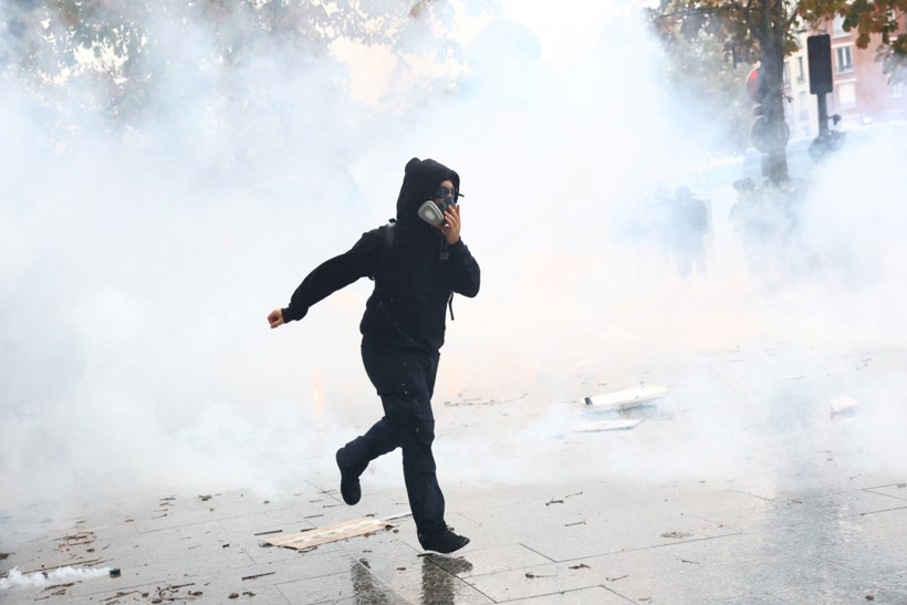 Fransa'da kaos. 410 bin kişinin katıldığı eylemlerden çarpıcı fotoğraflar - Resim : 2