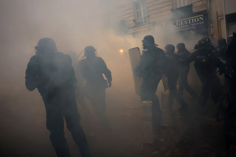 Fransa'da kaos. 410 bin kişinin katıldığı eylemlerden çarpıcı fotoğraflar - Resim : 21