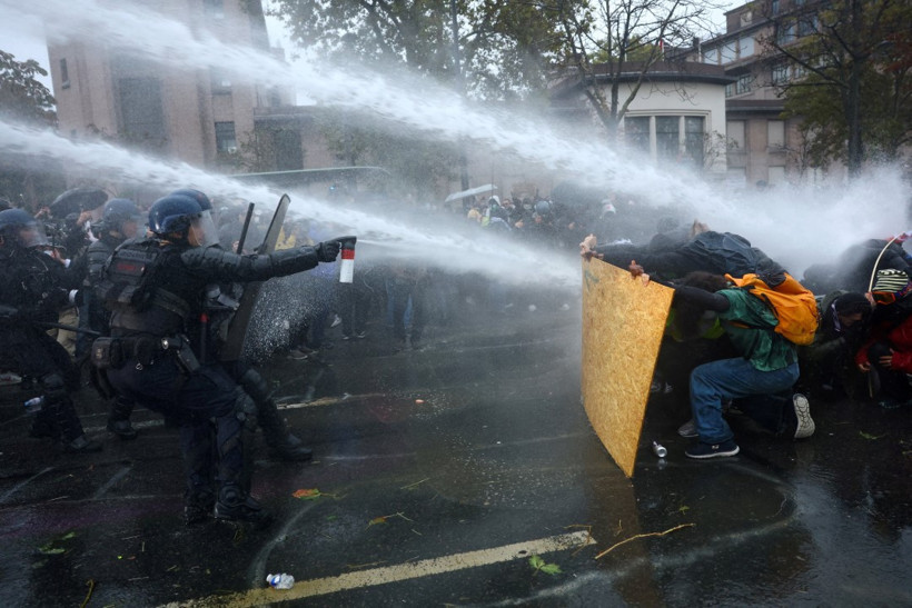Fransa'da kaos. 410 bin kişinin katıldığı eylemlerden çarpıcı fotoğraflar - Resim : 7