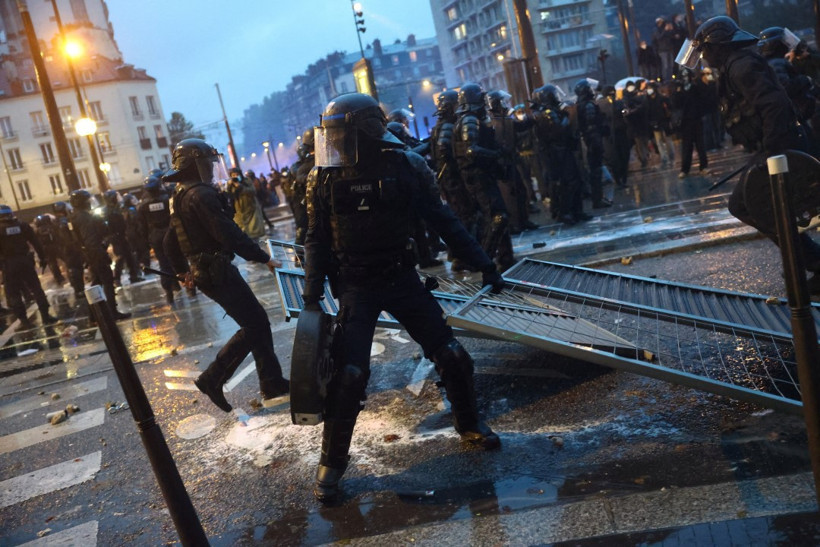 Fransa'da kaos. 410 bin kişinin katıldığı eylemlerden çarpıcı fotoğraflar - Resim : 31