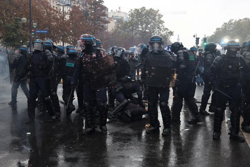 Fransa'da kaos. 410 bin kişinin katıldığı eylemlerden çarpıcı fotoğraflar - Resim : 18