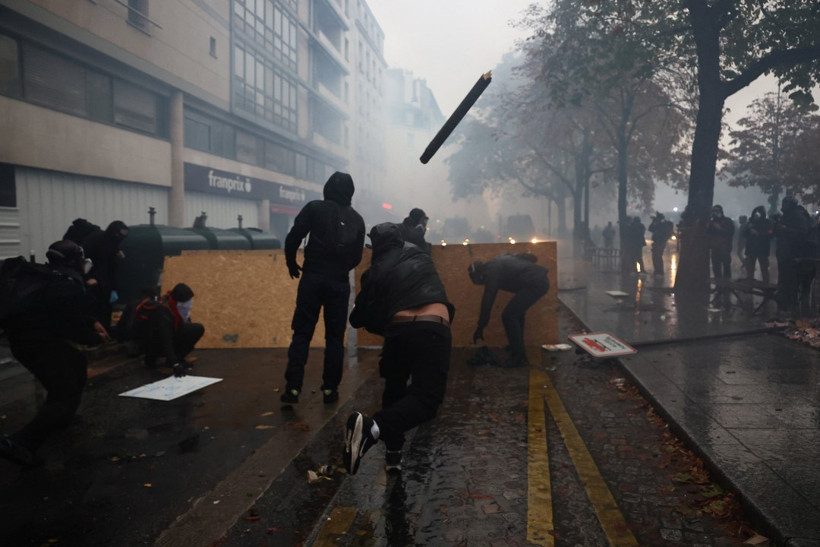 Fransa'da kaos. 410 bin kişinin katıldığı eylemlerden çarpıcı fotoğraflar - Resim : 17
