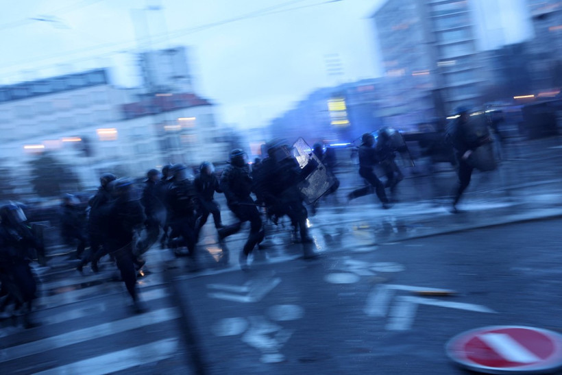 Fransa'da kaos. 410 bin kişinin katıldığı eylemlerden çarpıcı fotoğraflar - Resim : 28