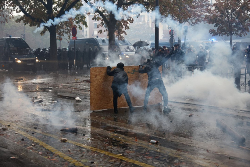 Fransa'da kaos. 410 bin kişinin katıldığı eylemlerden çarpıcı fotoğraflar - Resim : 14