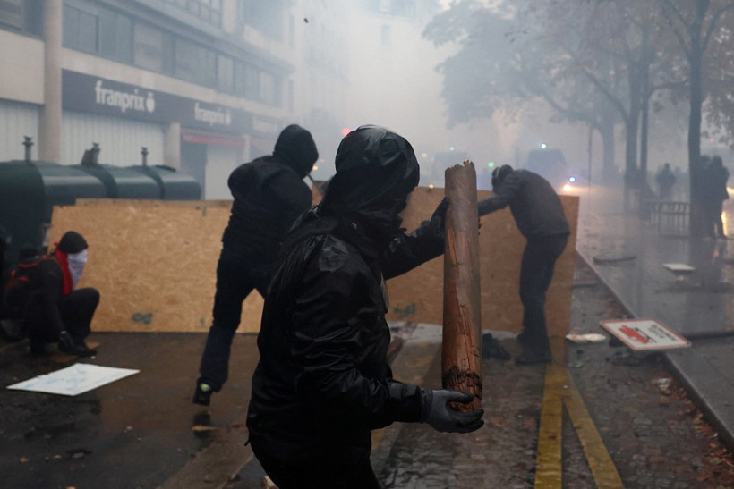 Fransa'da kaos. 410 bin kişinin katıldığı eylemlerden çarpıcı fotoğraflar - Resim : 16
