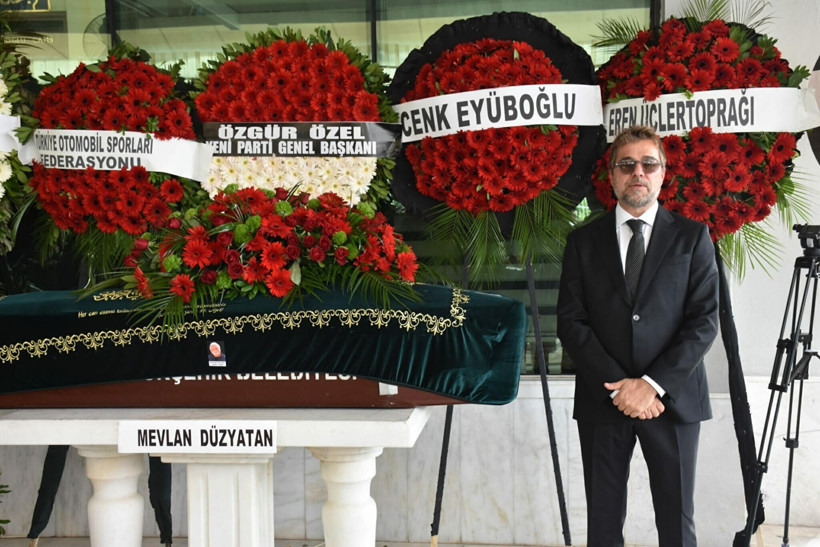 Engin Altan Düzyatan'ın babası son yolculuğuna uğurlandı - Resim : 1