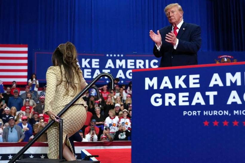 Trump ünlü şarkıcının kalçasına övgüler yağdırdı. Mitingde kendini tutamadı - Resim : 2