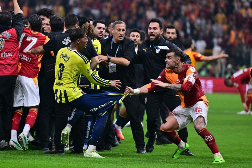 Galatasaray-Fenerbahçe derbisinde tekme tokat kavga. Polis sahaya girdi 2 kırmızı kart çıktı - Resim: 1