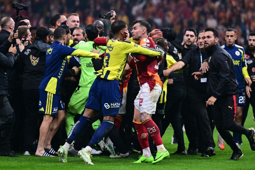 Galatasaray-Fenerbahçe derbisinde tekme tokat kavga. Polis sahaya girdi 2 kırmızı kart çıktı - Resim: 5